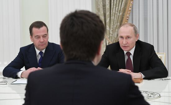 Президент РФ В. Путин встретился с бывшими членами правительства РФ