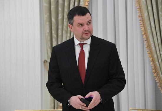 Президент РФ В. Путин встретился с бывшими членами правительства РФ