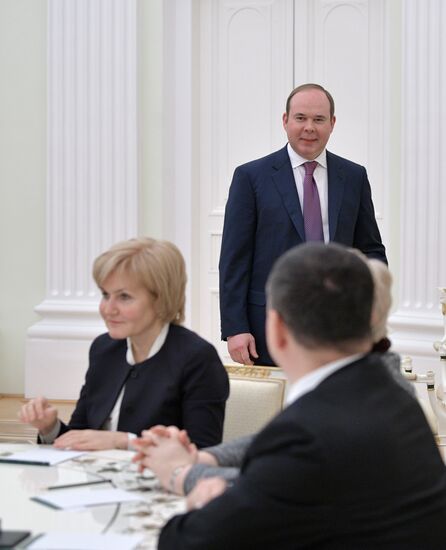 Президент РФ В. Путин встретился с бывшими членами правительства РФ