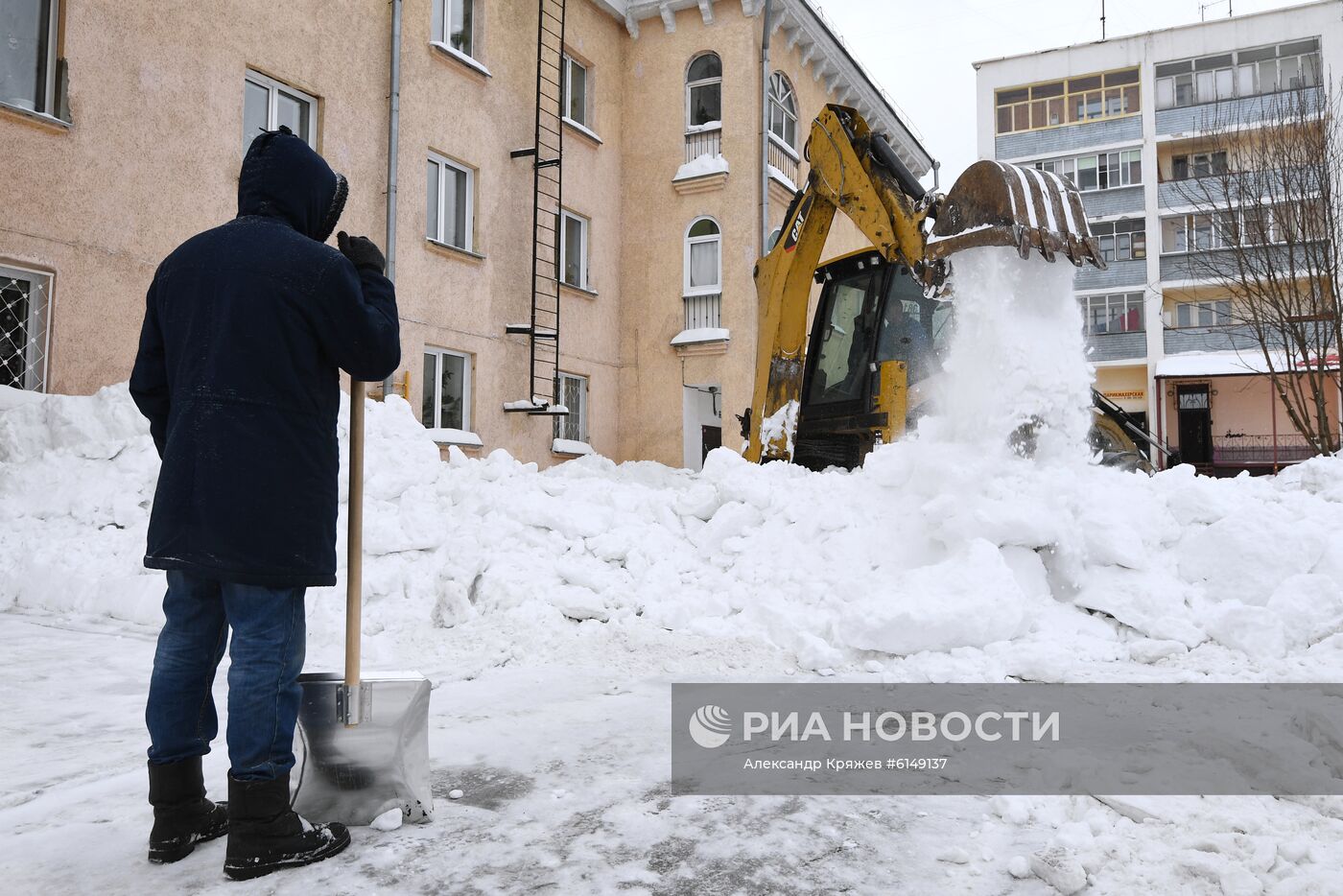 В Новосибирске ввели режим ЧС из-за снега