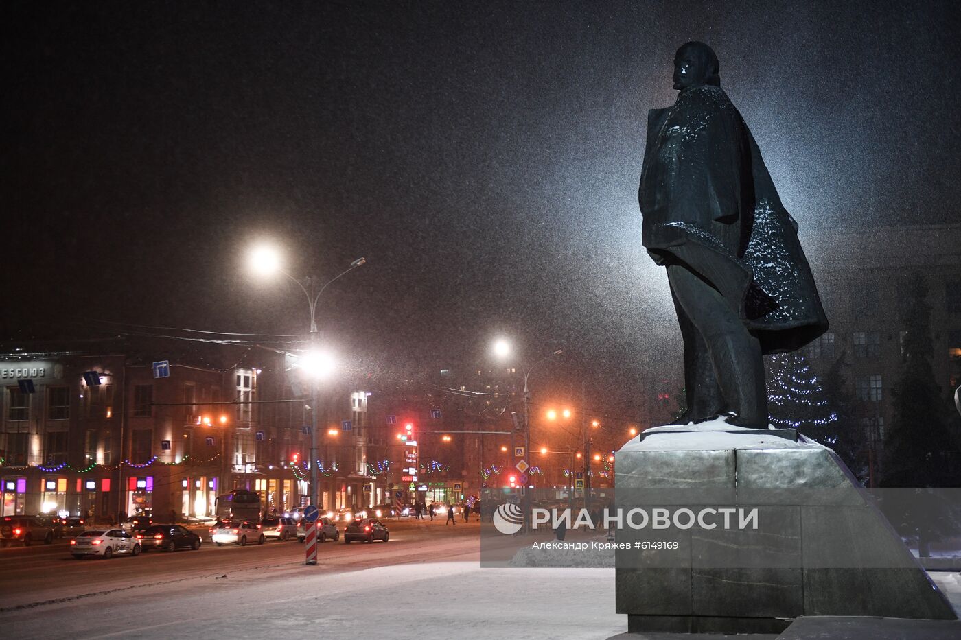 В Новосибирске ввели режим ЧС из-за снега