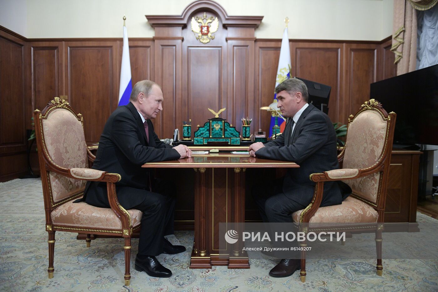  Президент РФ Путин встретился с врио главы Чувашской Республики О. Николаевым 