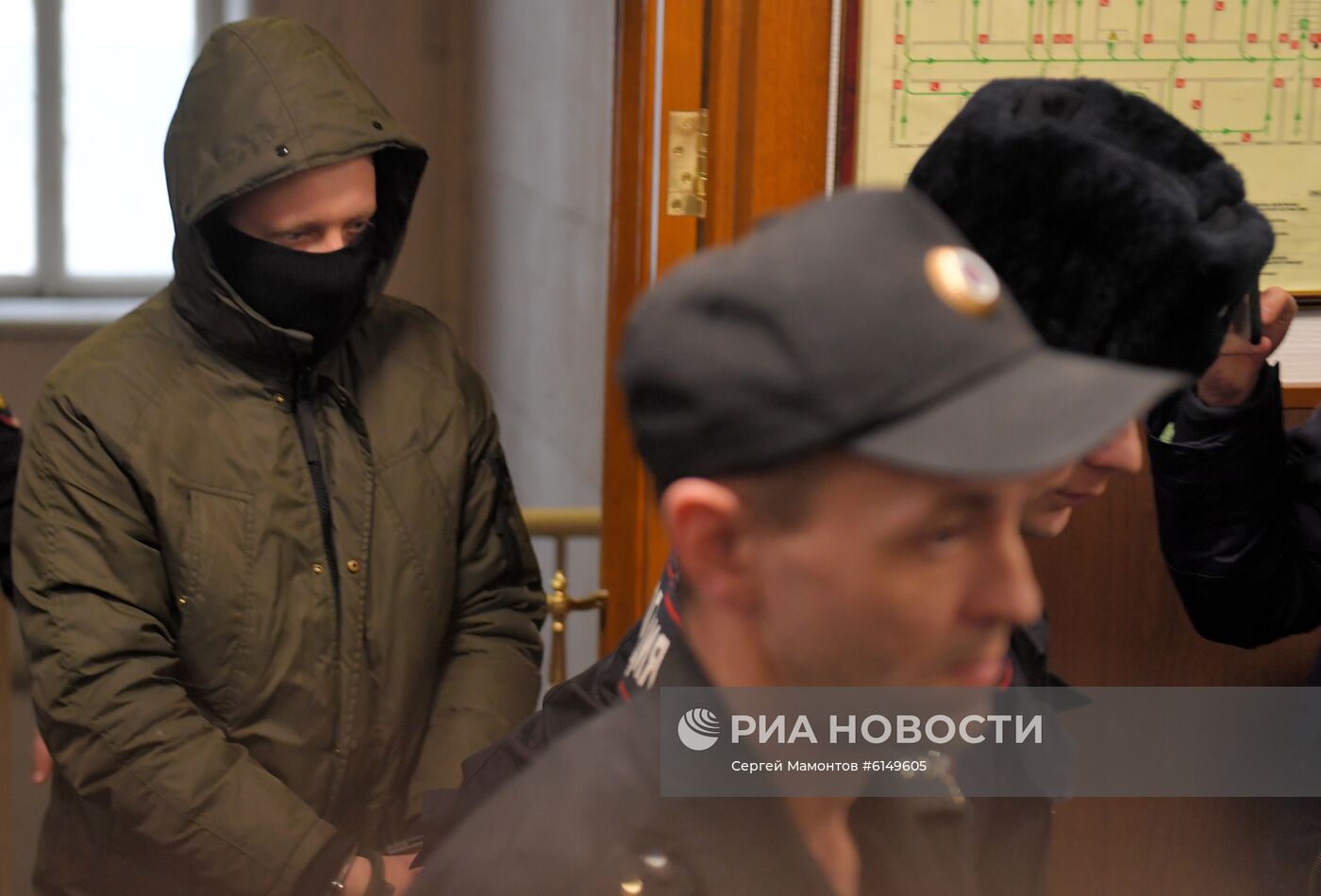 Избрание меры пресечения бывшим полицейским по делу И. Голунова