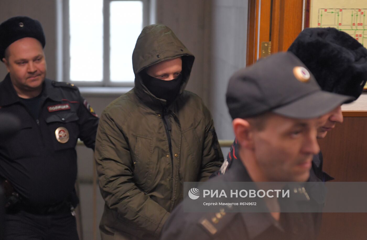 Избрание меры пресечения бывшим полицейским по делу И. Голунова