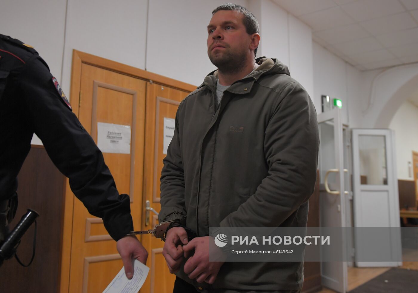 Избрание меры пресечения бывшим полицейским по делу И. Голунова