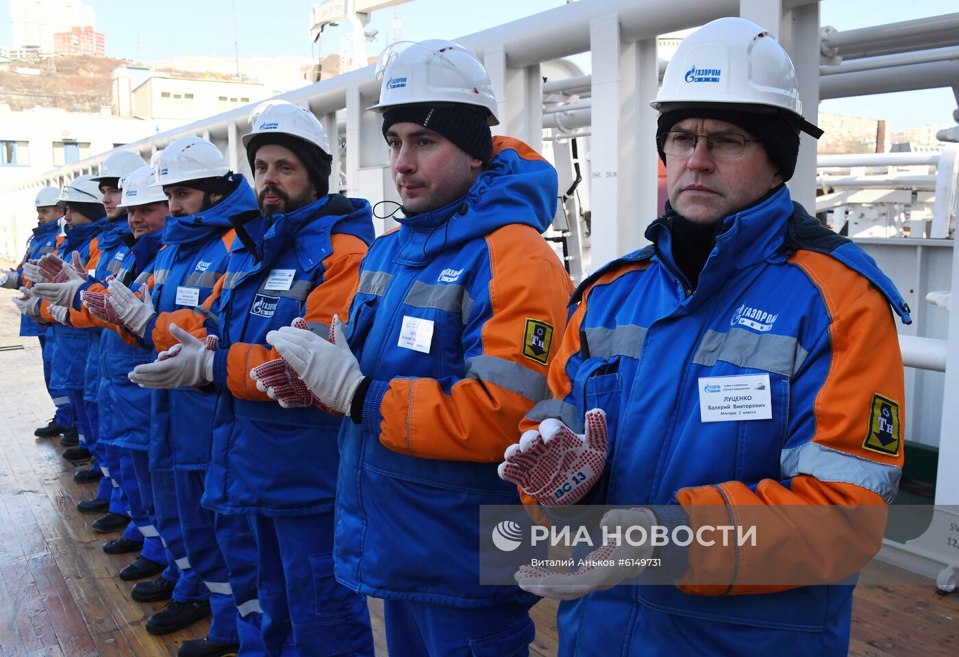 Подъем флага РФ на судне снабжения "Остап Шеремета"