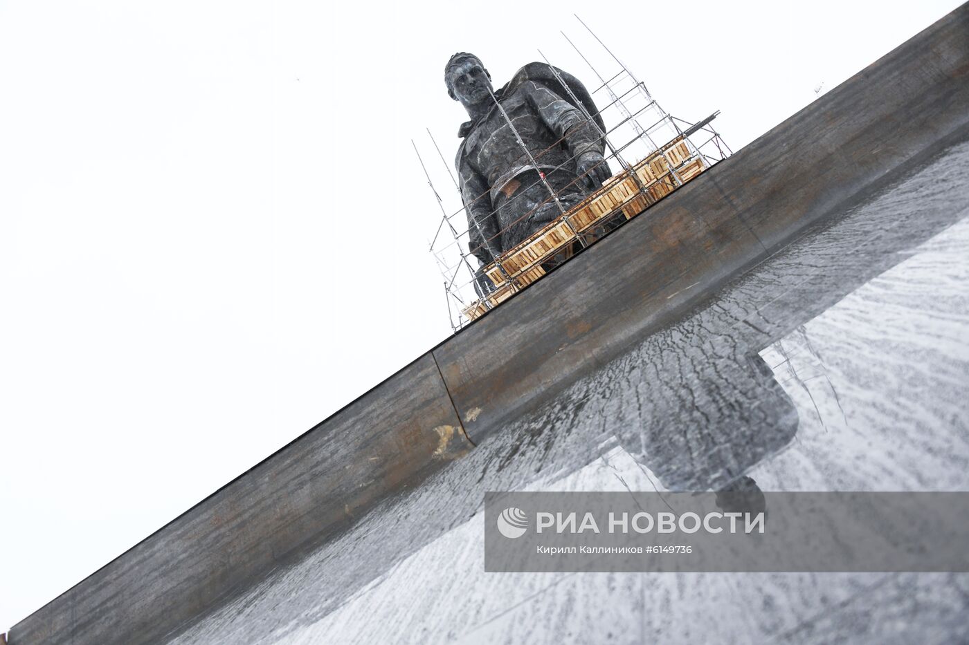 Установка центральной фигуры Ржевского мемориала