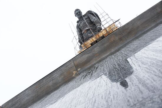 Установка центральной фигуры Ржевского мемориала