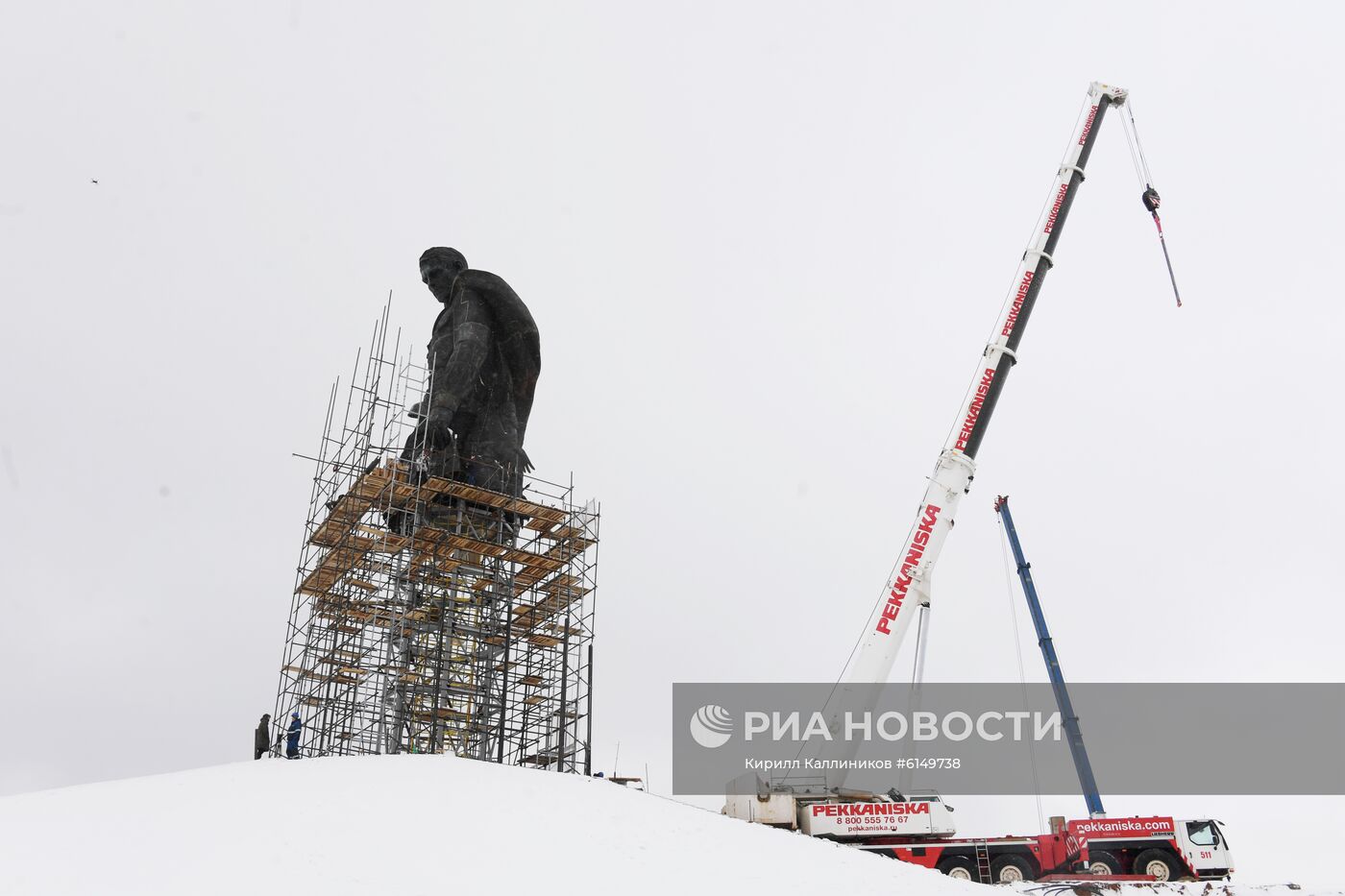 Установка центральной фигуры Ржевского мемориала