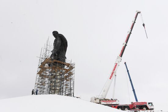 Установка центральной фигуры Ржевского мемориала
