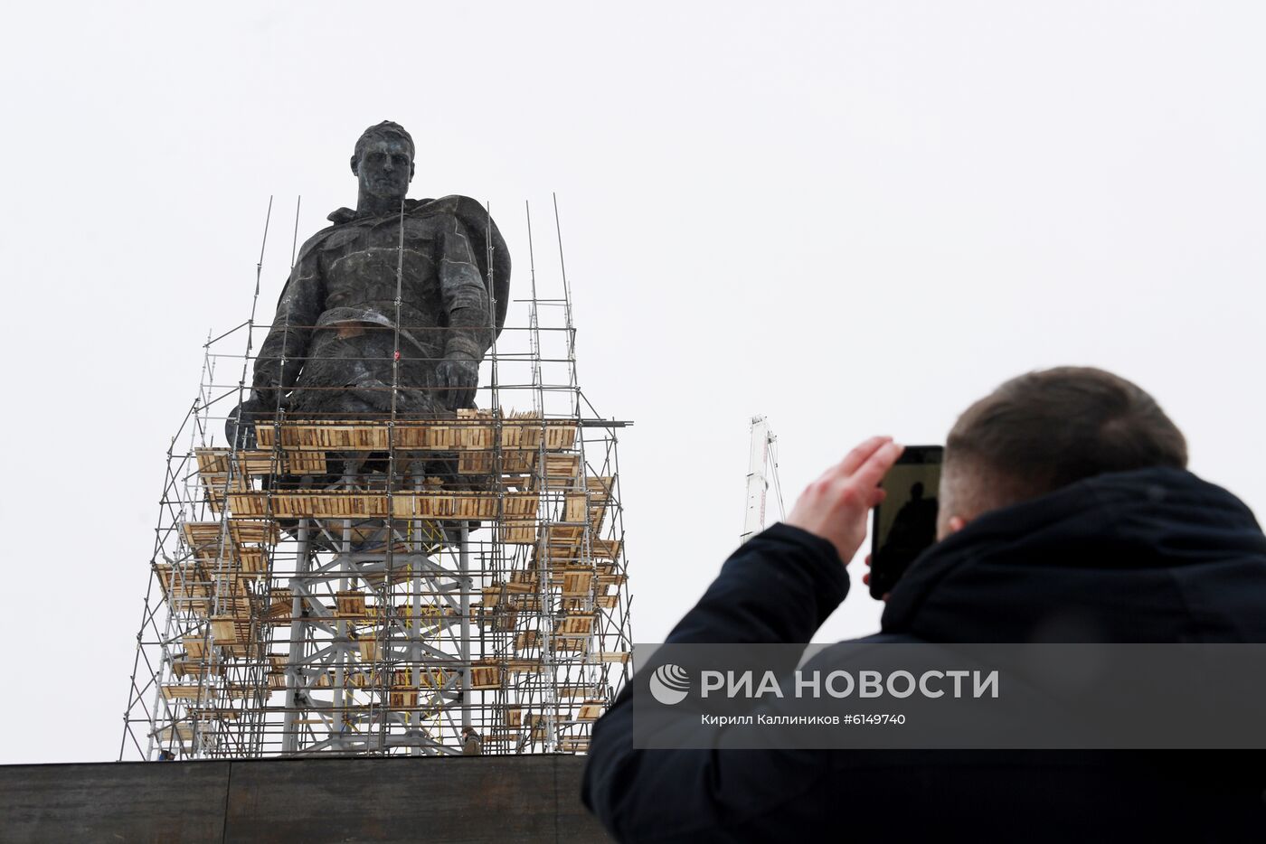 Установка центральной фигуры Ржевского мемориала