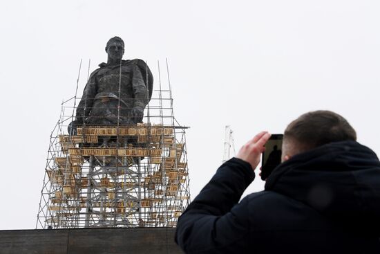 Установка центральной фигуры Ржевского мемориала