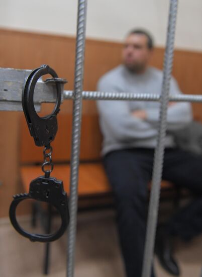 Избрание меры пресечения бывшим полицейским по делу И. Голунова