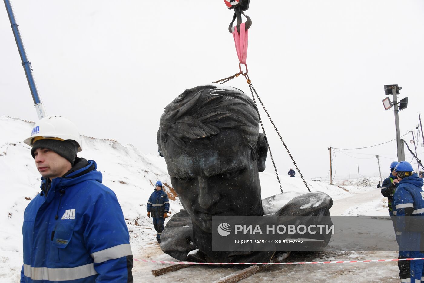 Установка центральной фигуры Ржевского мемориала