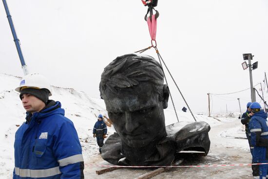 Установка центральной фигуры Ржевского мемориала