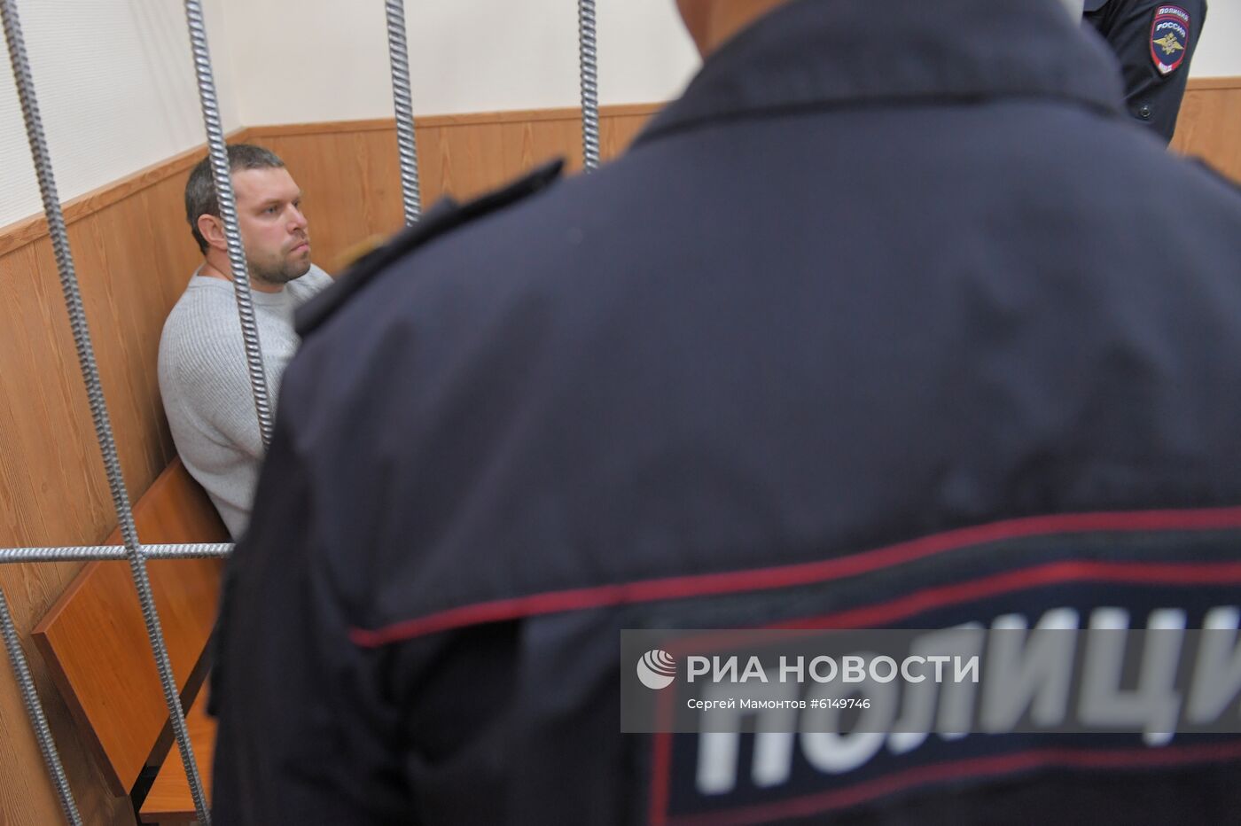 Избрание меры пресечения бывшим полицейским по делу И. Голунова