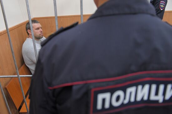 Избрание меры пресечения бывшим полицейским по делу И. Голунова