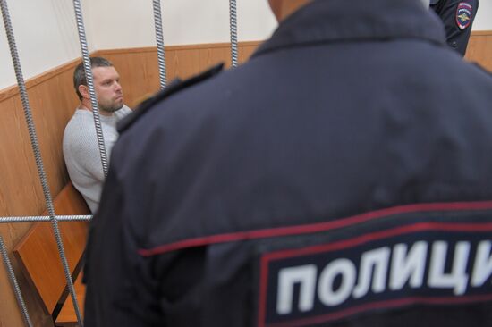 Избрание меры пресечения бывшим полицейским по делу И. Голунова