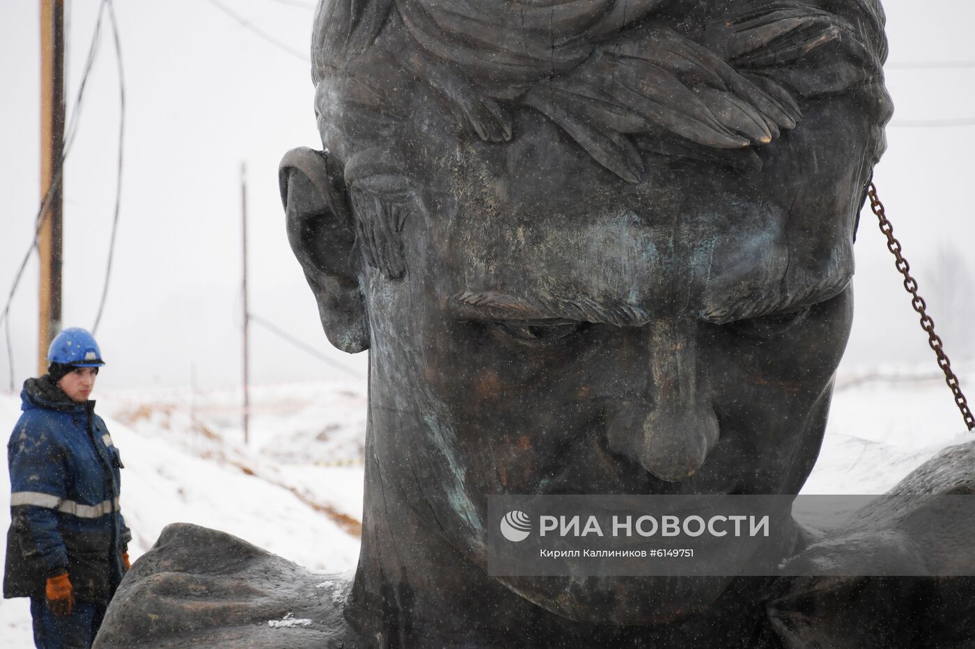 Установка центральной фигуры Ржевского мемориала