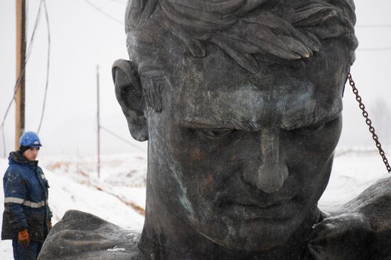 Установка центральной фигуры Ржевского мемориала