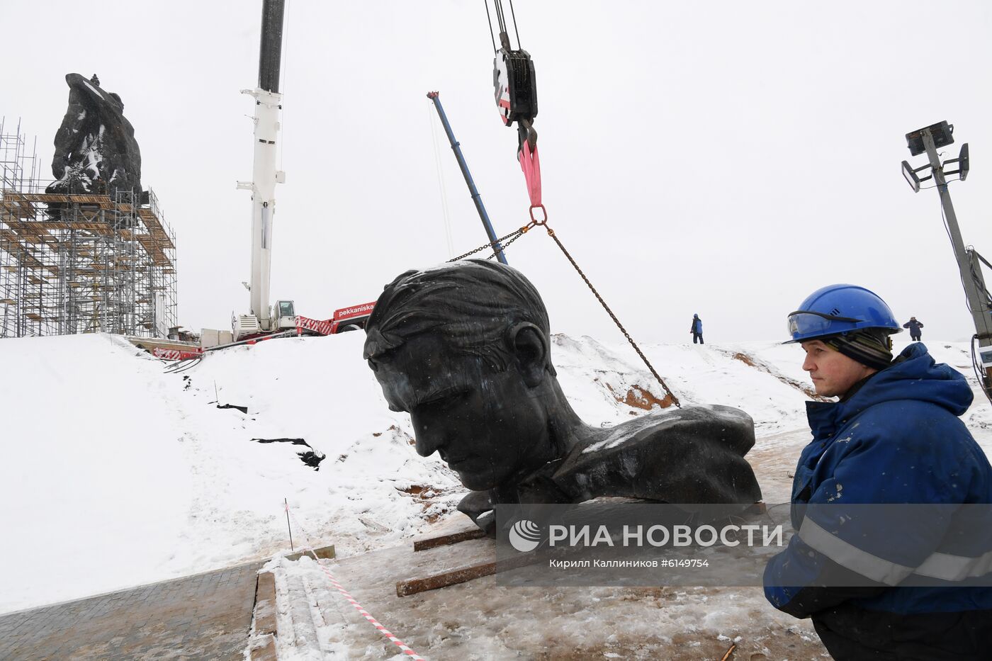 Установка центральной фигуры Ржевского мемориала