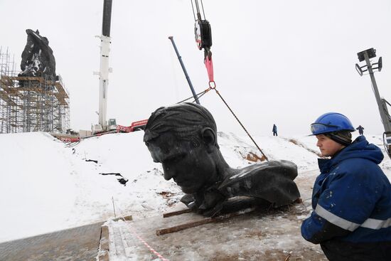 Установка центральной фигуры Ржевского мемориала