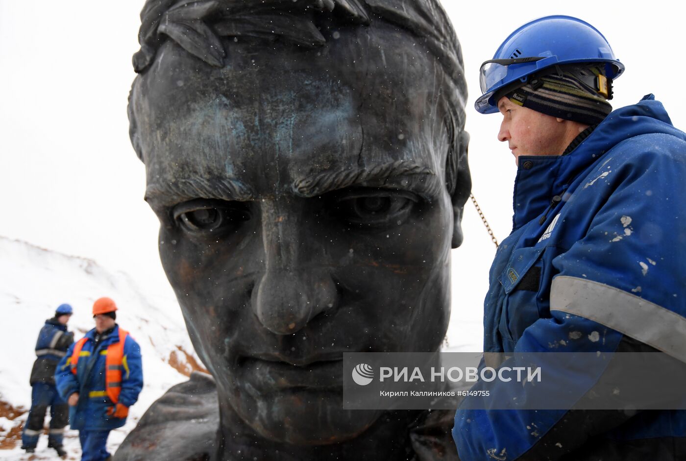 Установка центральной фигуры Ржевского мемориала