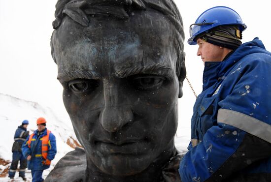 Установка центральной фигуры Ржевского мемориала