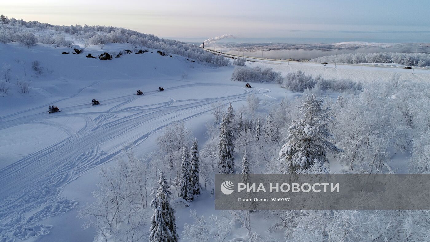 Туристы из Китая в парке "Северное сияние" в Мурманской области