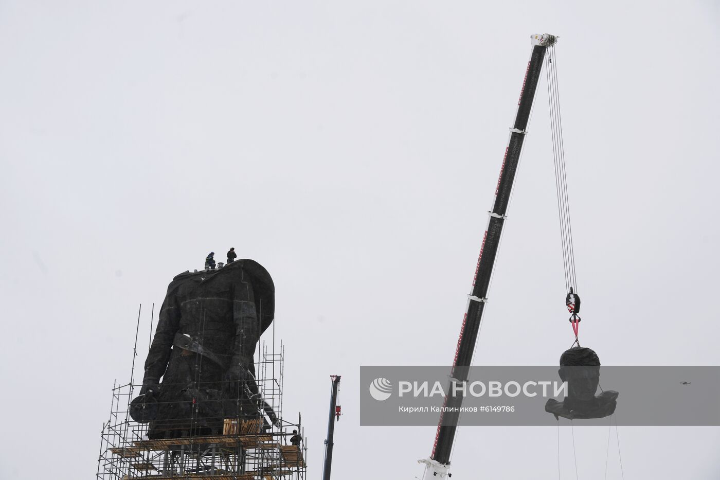 Установка центральной фигуры Ржевского мемориала