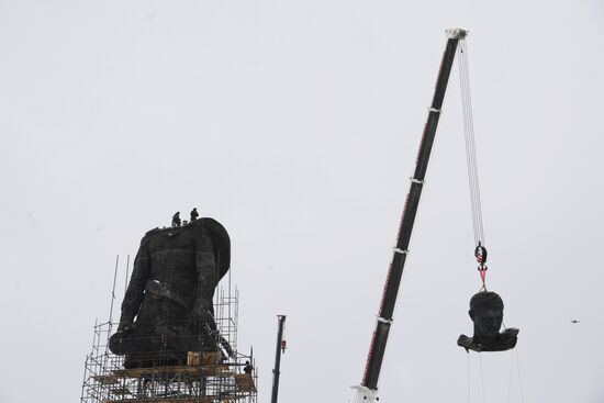 Установка центральной фигуры Ржевского мемориала