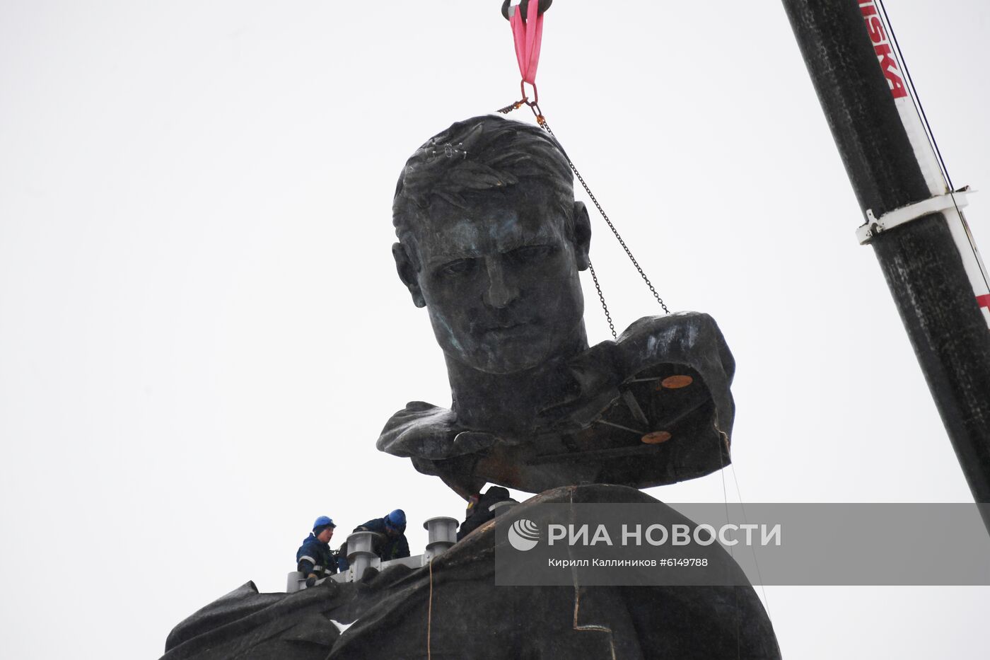 Установка центральной фигуры Ржевского мемориала