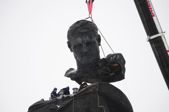 Установка центральной фигуры Ржевского мемориала