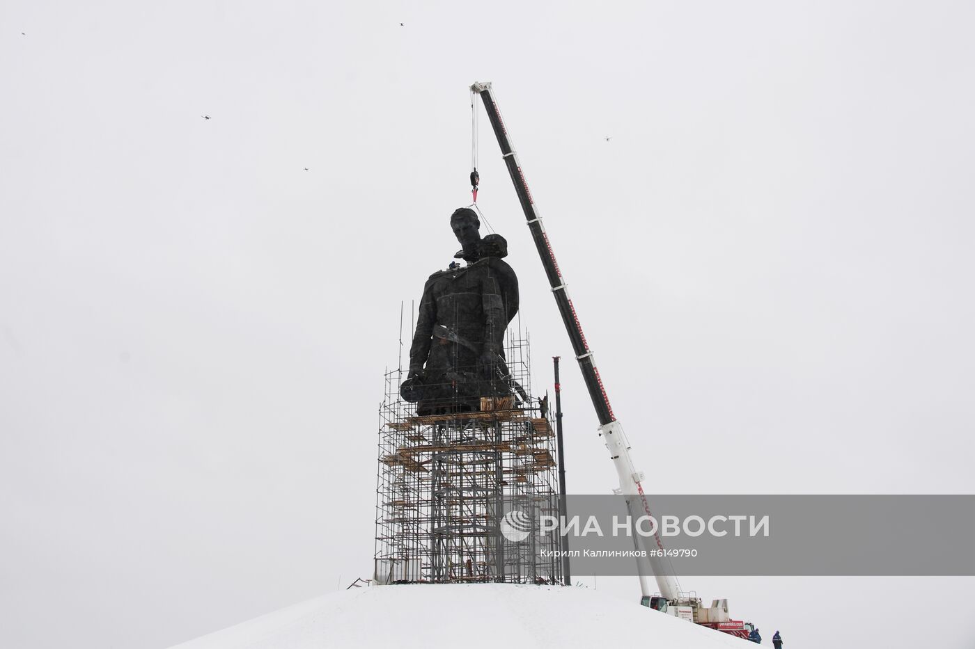 Установка центральной фигуры Ржевского мемориала