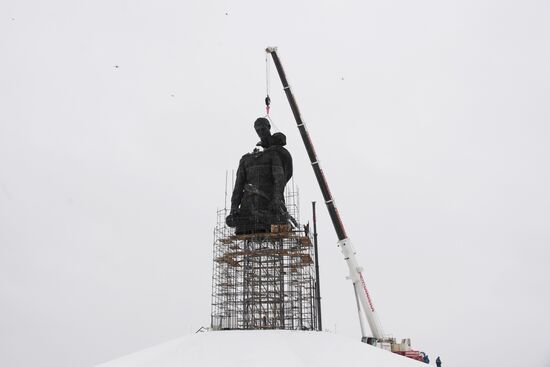 Установка центральной фигуры Ржевского мемориала
