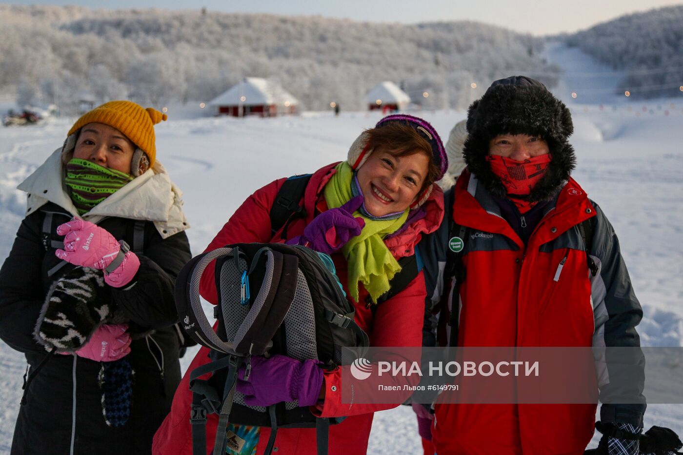 Туристы из Китая в парке "Северное сияние" в Мурманской области