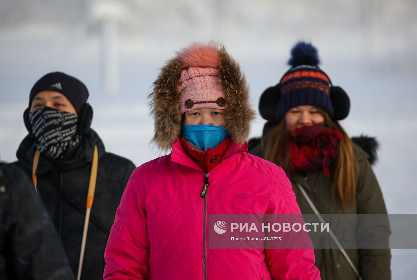 Туристы из Китая в парке "Северное сияние" в Мурманской области