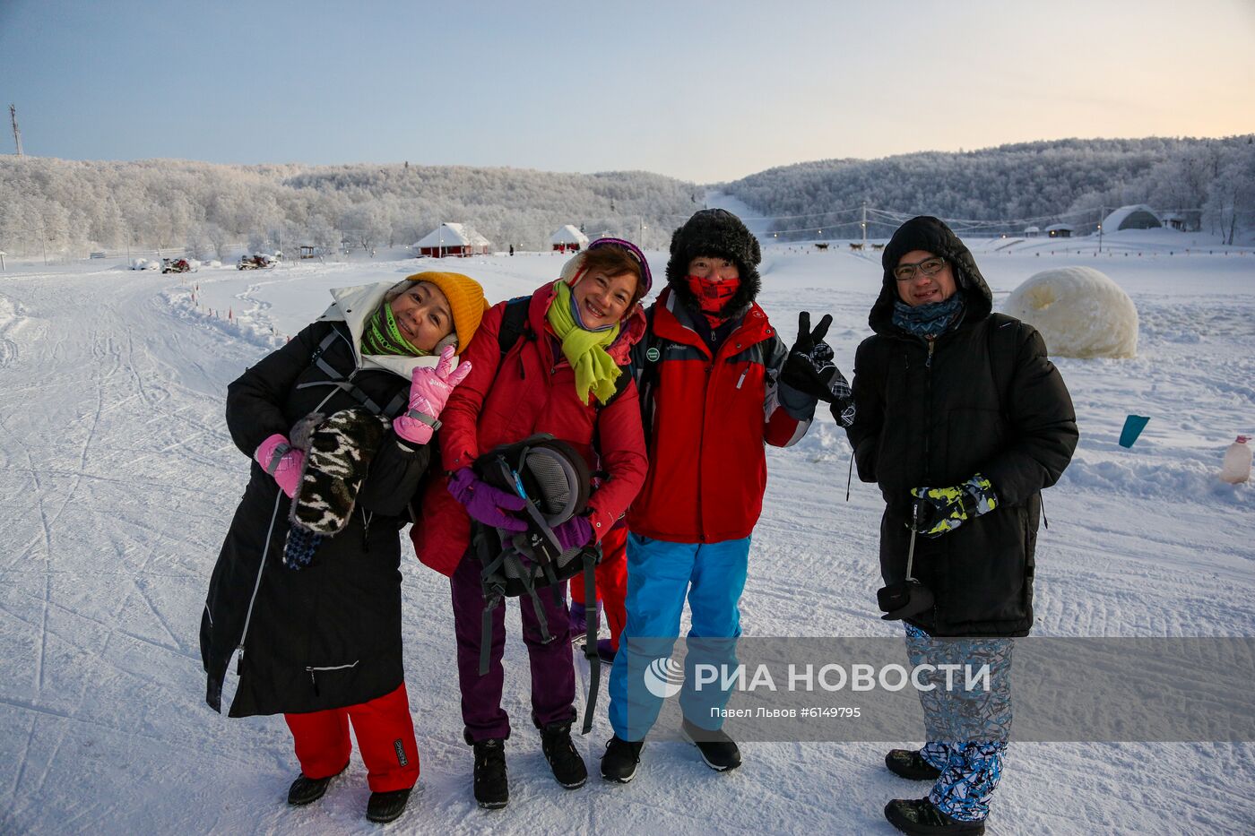 Туристы из Китая в парке "Северное сияние" в Мурманской области