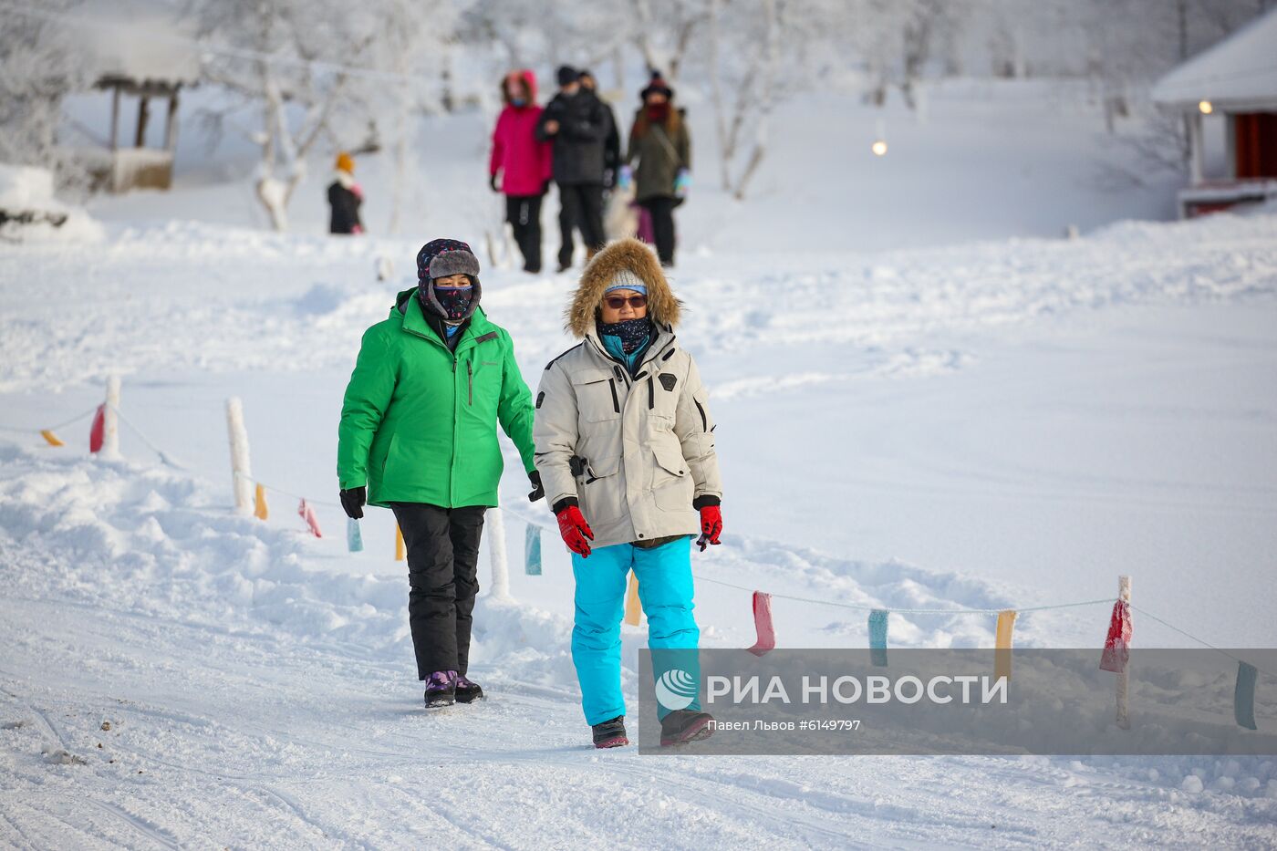 Туристы из Китая в парке "Северное сияние" в Мурманской области