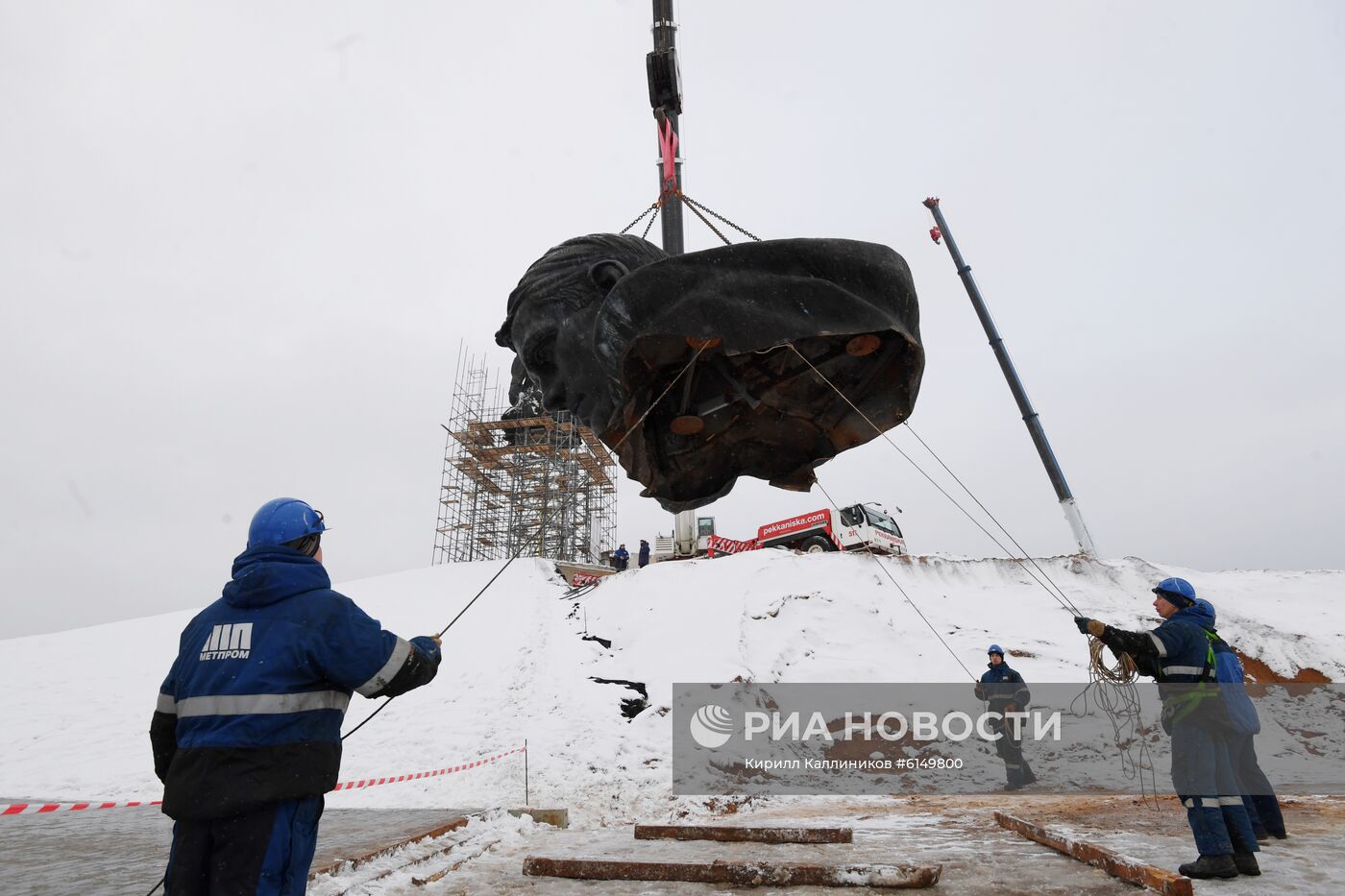 Установка центральной фигуры Ржевского мемориала