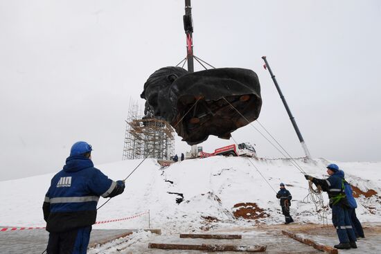 Установка центральной фигуры Ржевского мемориала