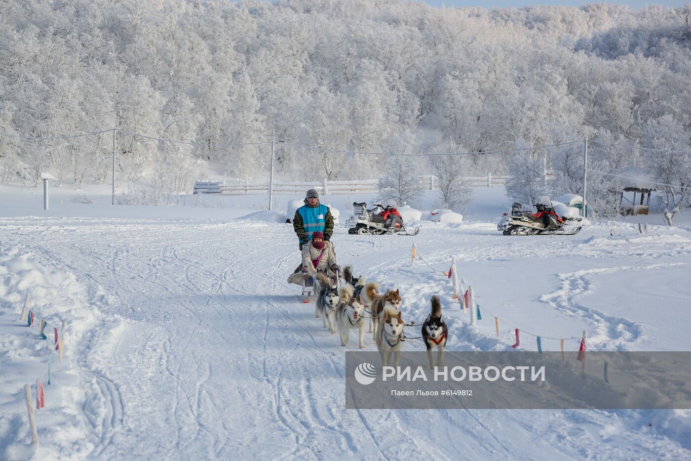 Туристы из Китая в парке "Северное сияние" в Мурманской области