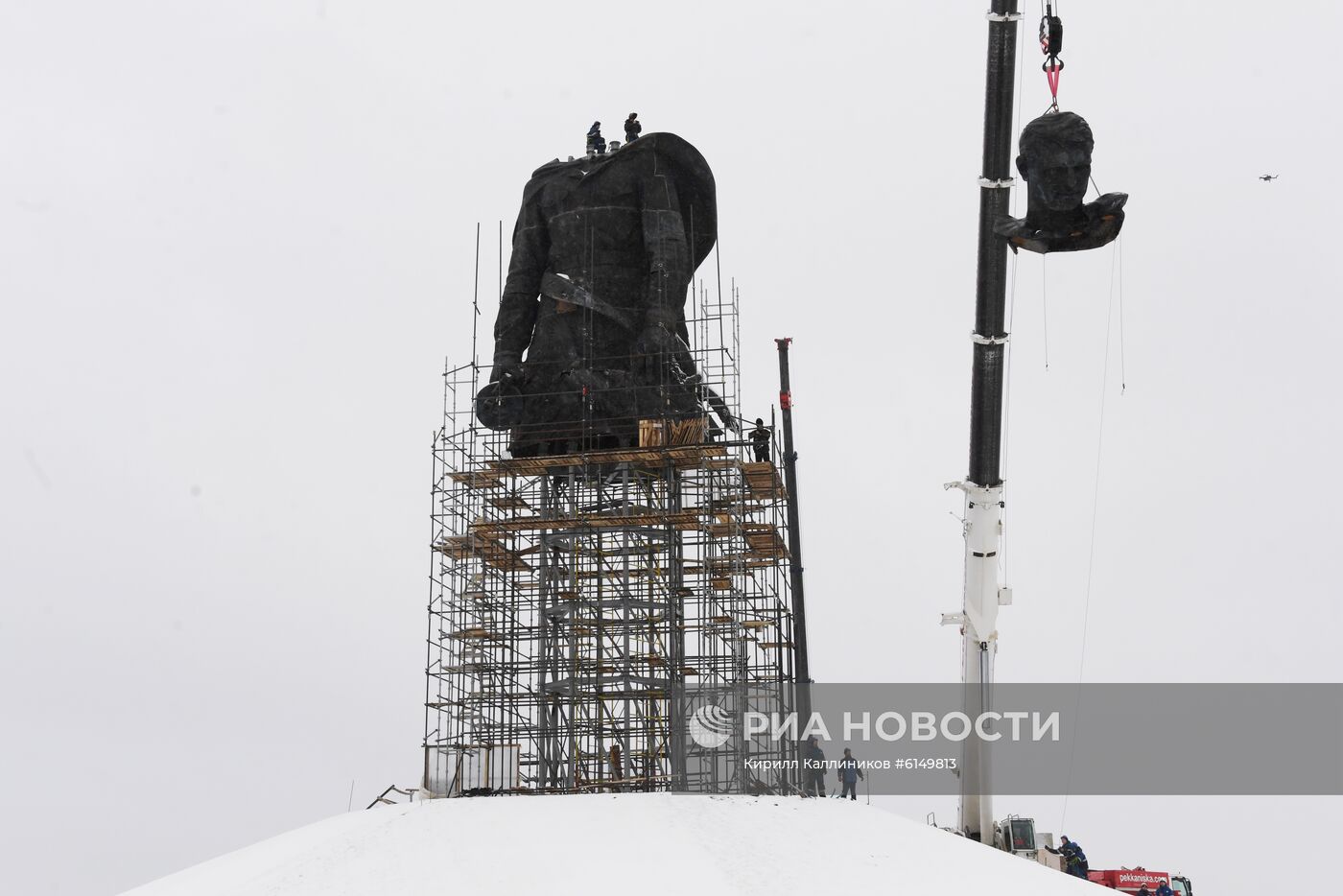 Установка центральной фигуры Ржевского мемориала
