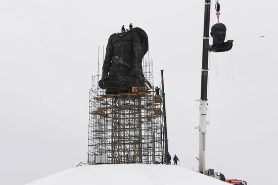 Установка центральной фигуры Ржевского мемориала