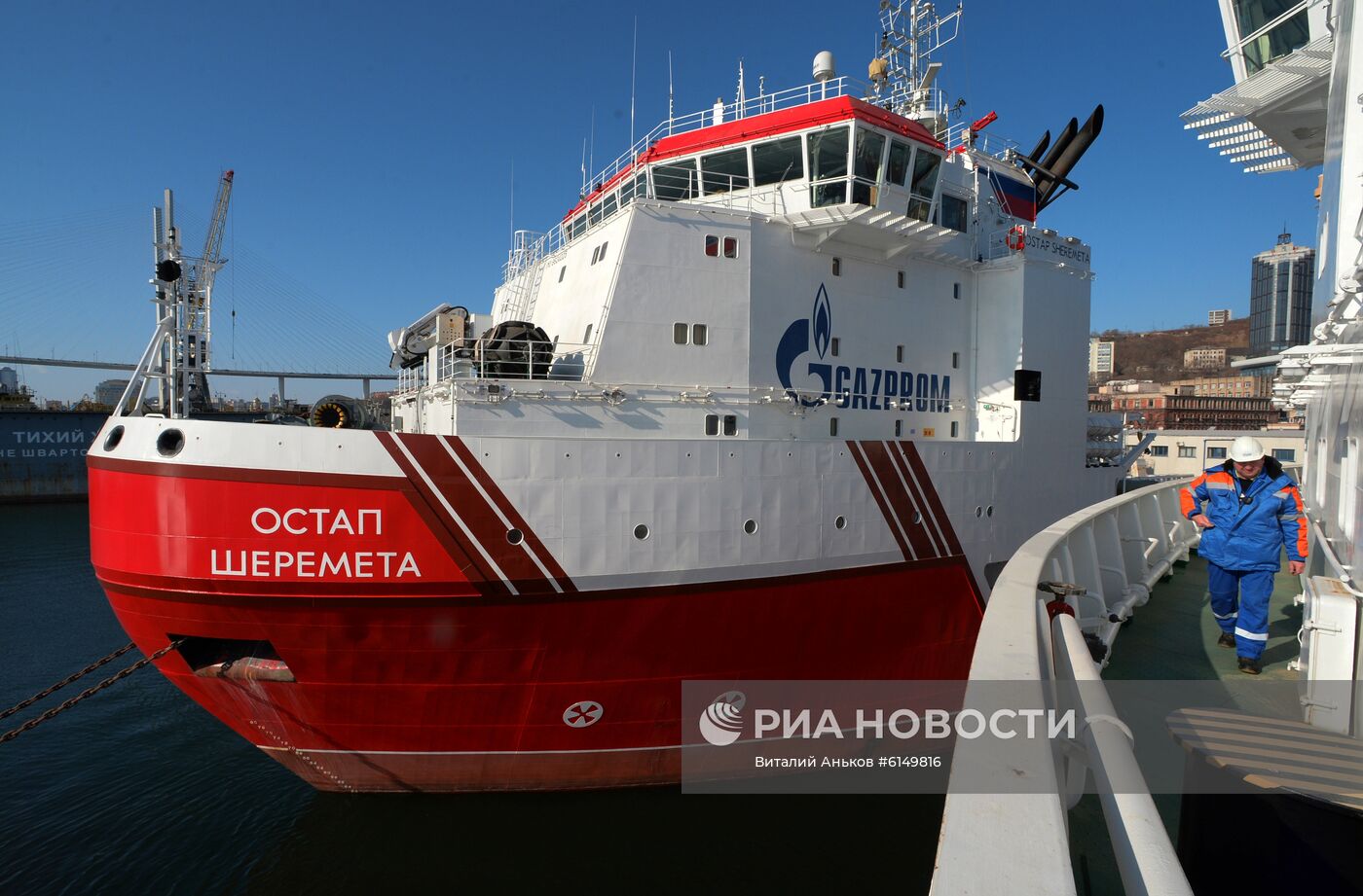 Подъем флага РФ на судне снабжения "Остап Шеремета"
