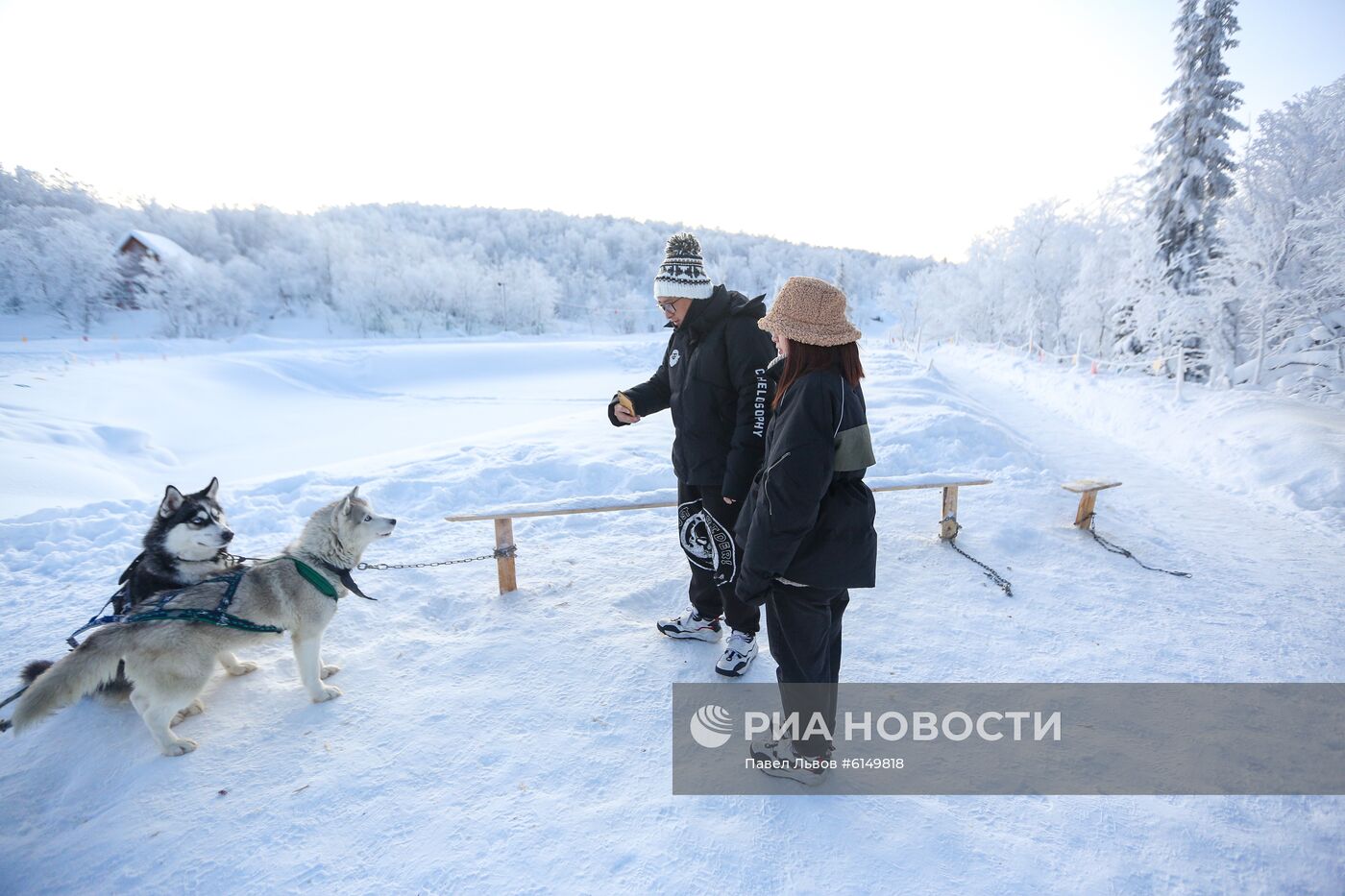 Туристы из Китая в парке "Северное сияние" в Мурманской области