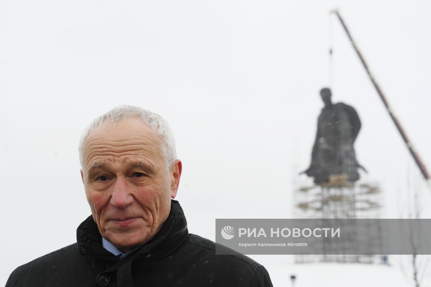 Установка центральной фигуры Ржевского мемориала