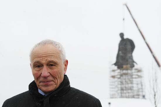 Установка центральной фигуры Ржевского мемориала