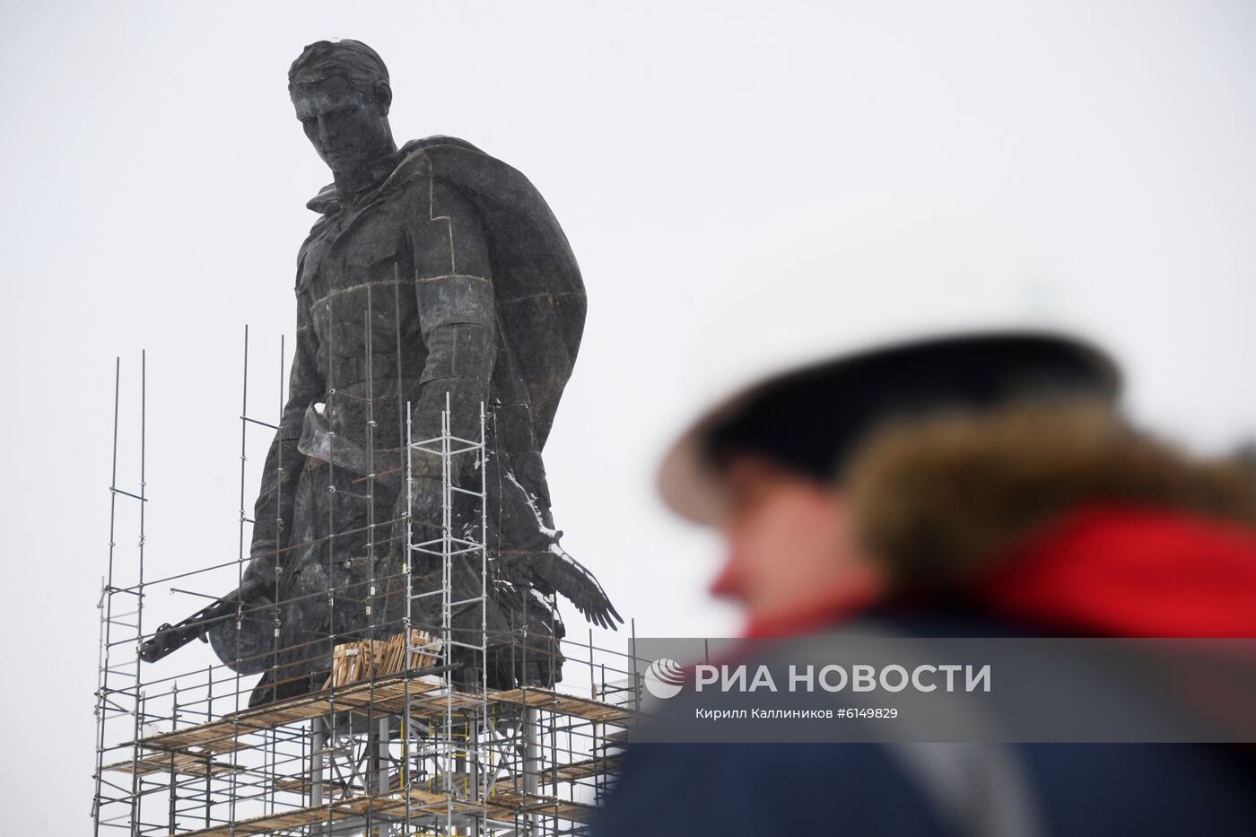 Установка центральной фигуры Ржевского мемориала