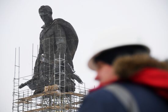 Установка центральной фигуры Ржевского мемориала
